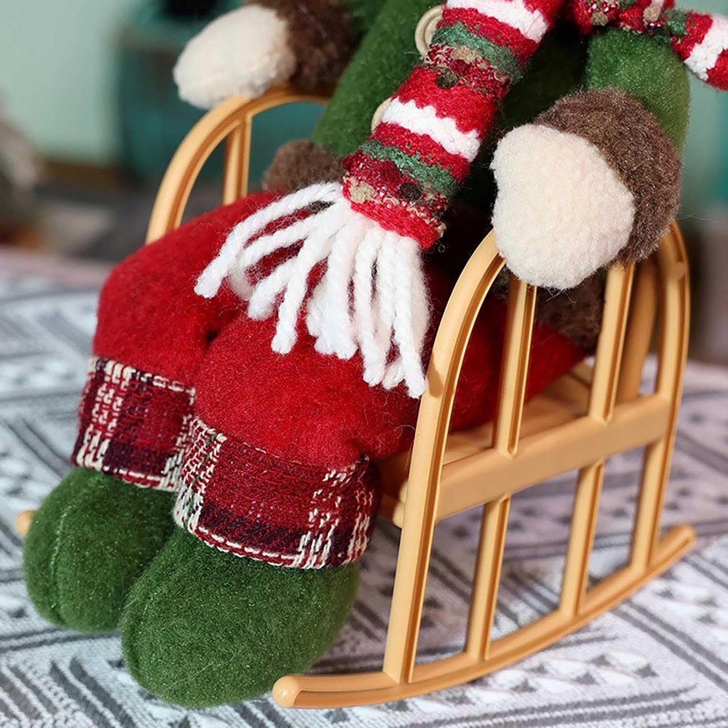 Pluszowa figurka Bałwan śniegowy w bujanym fotelu świąteczna dekoracja