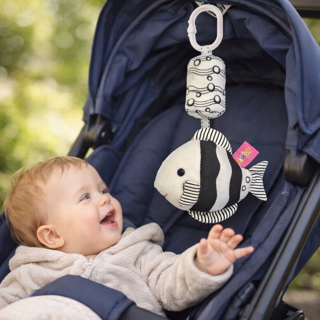 Zawieszka sensoryczna RYBKA kontrastowa dla niemowląt 0+ Zabawka do wózka
