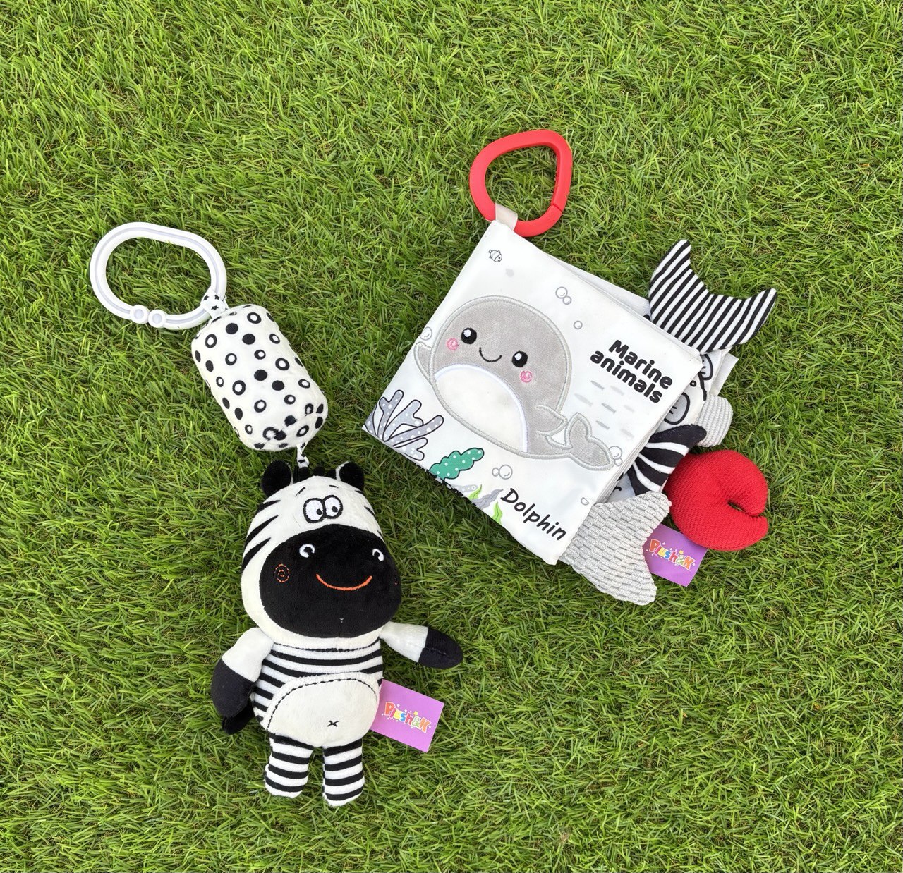 Zawieszka Edukacyjna z Grzechotką Krówka Kontrastowa zabawki dla niemowląt