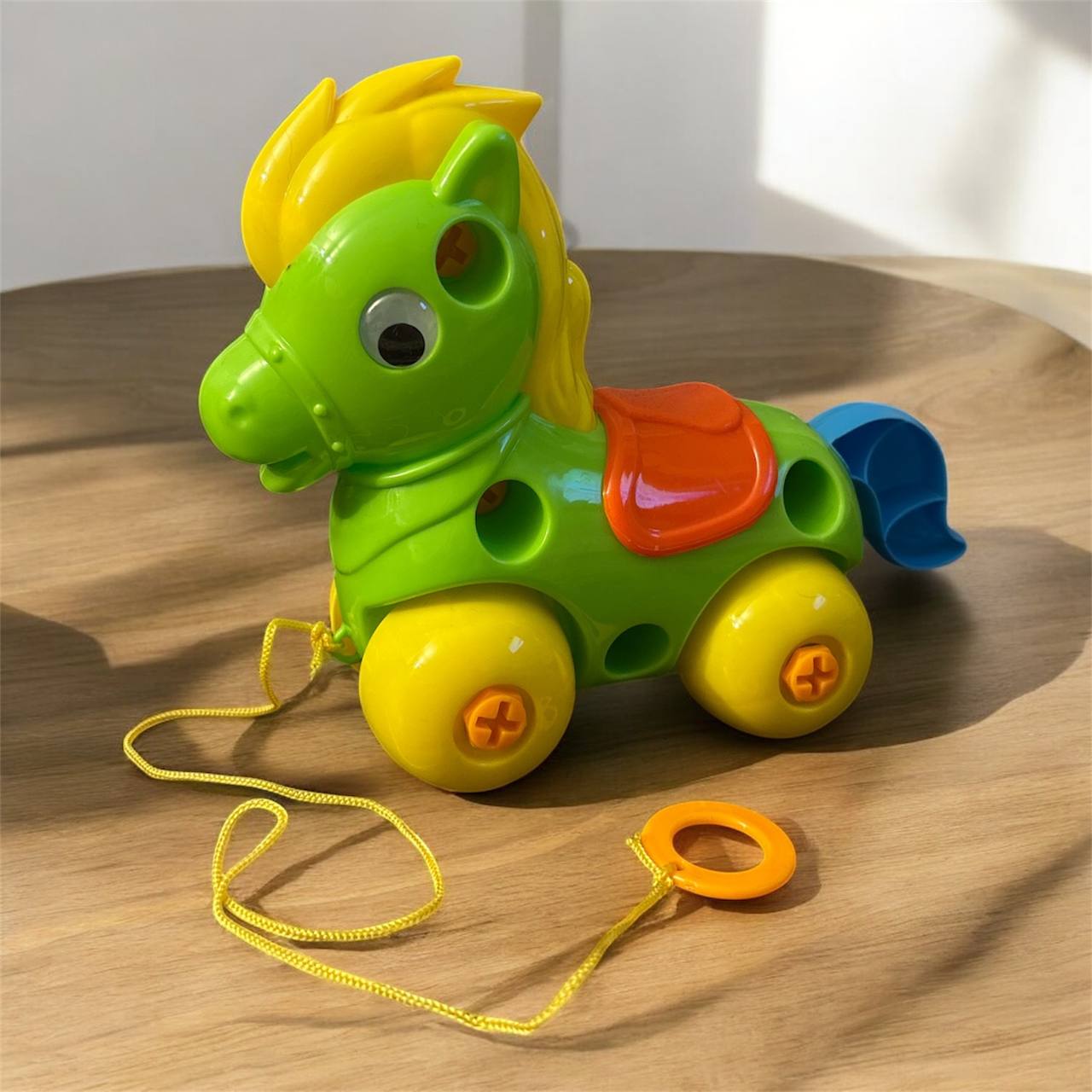 Konik do ciągnięcia dla dzieci – zabawka na sznurku